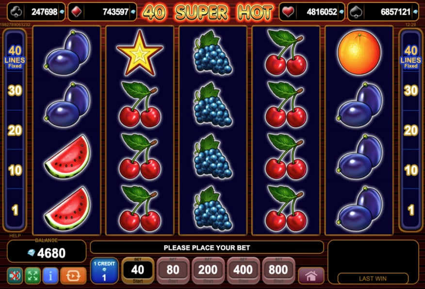 40 Super Hot Pokerrunde mit Croupier und Spielern im Casino